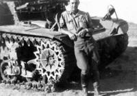 1943. Magyar katona egy zsákmányolt M3 Stuart harckocsival. Az USA tankokat is szállított a Szovjetuniónak a németek és szövetségeseik (olaszok, magyarok, románok) elleni harchoz.